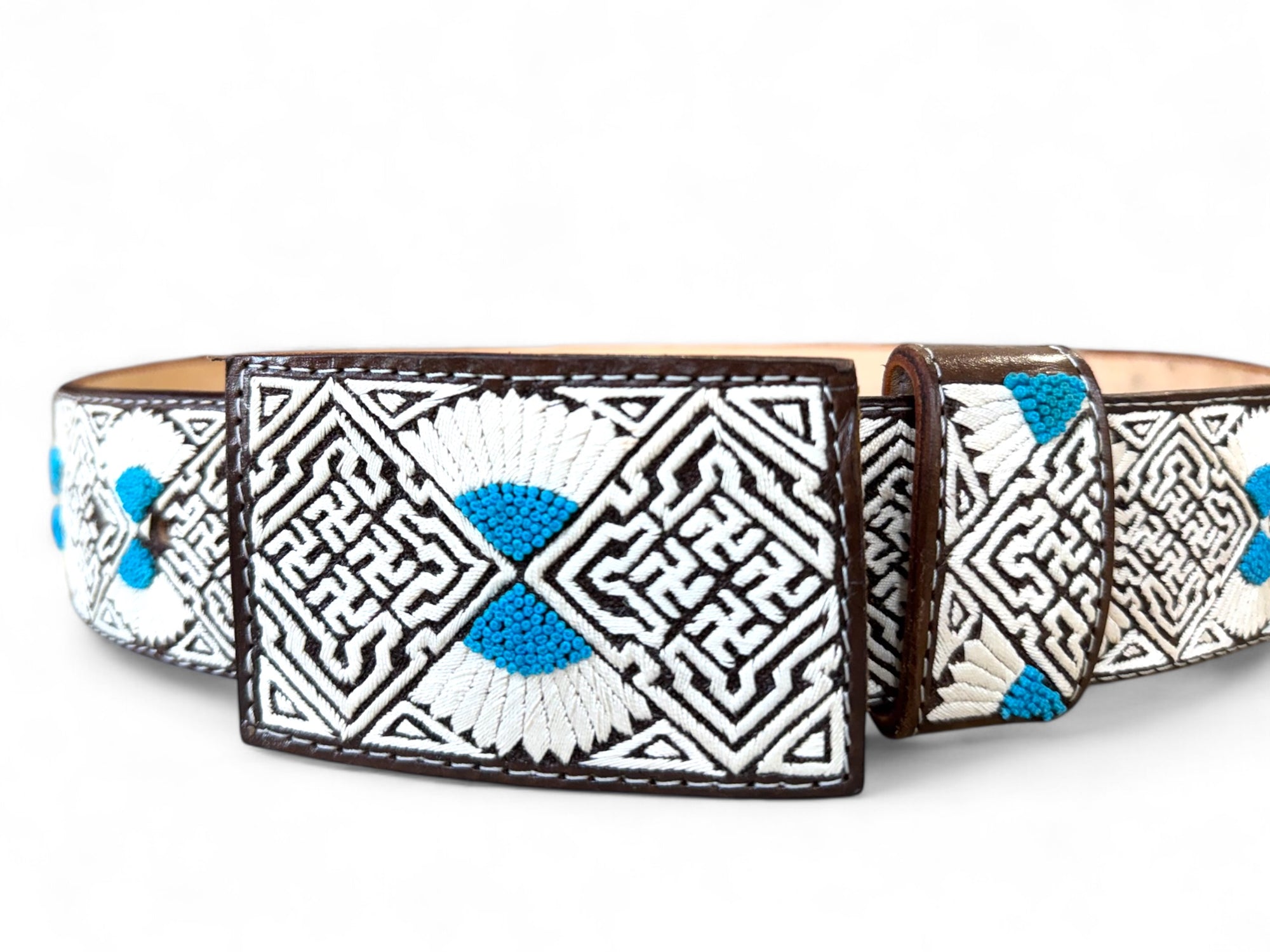 CA CINTO PITEADO BORDADO EN PITA FINA MARRÓN