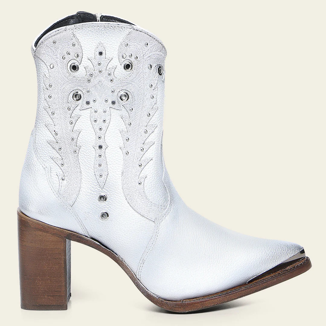 BOTA CUADRA BLANCA BORDADO Y TACHUELAS CU957