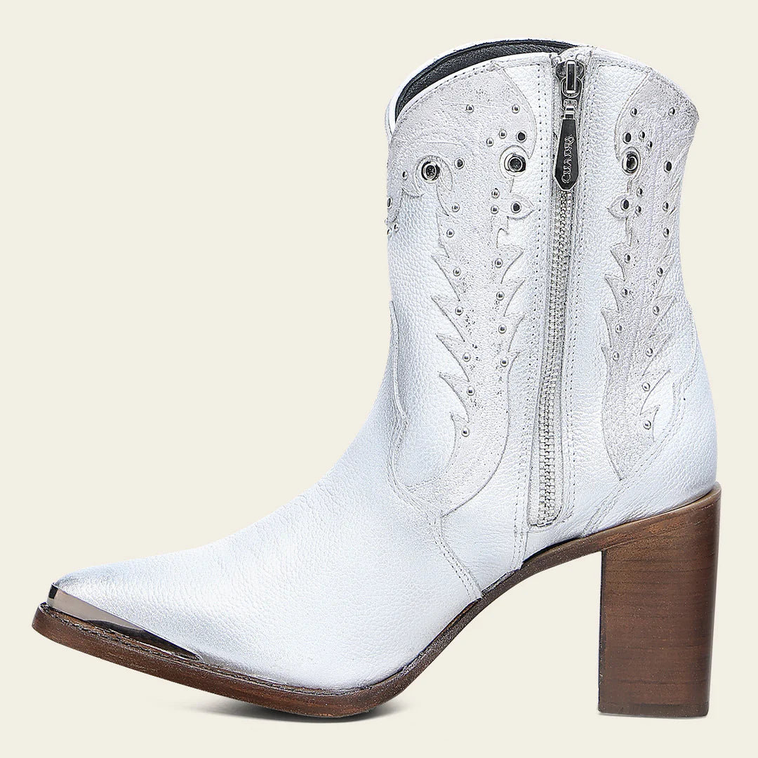 BOTA CUADRA BLANCA BORDADO Y TACHUELAS CU957