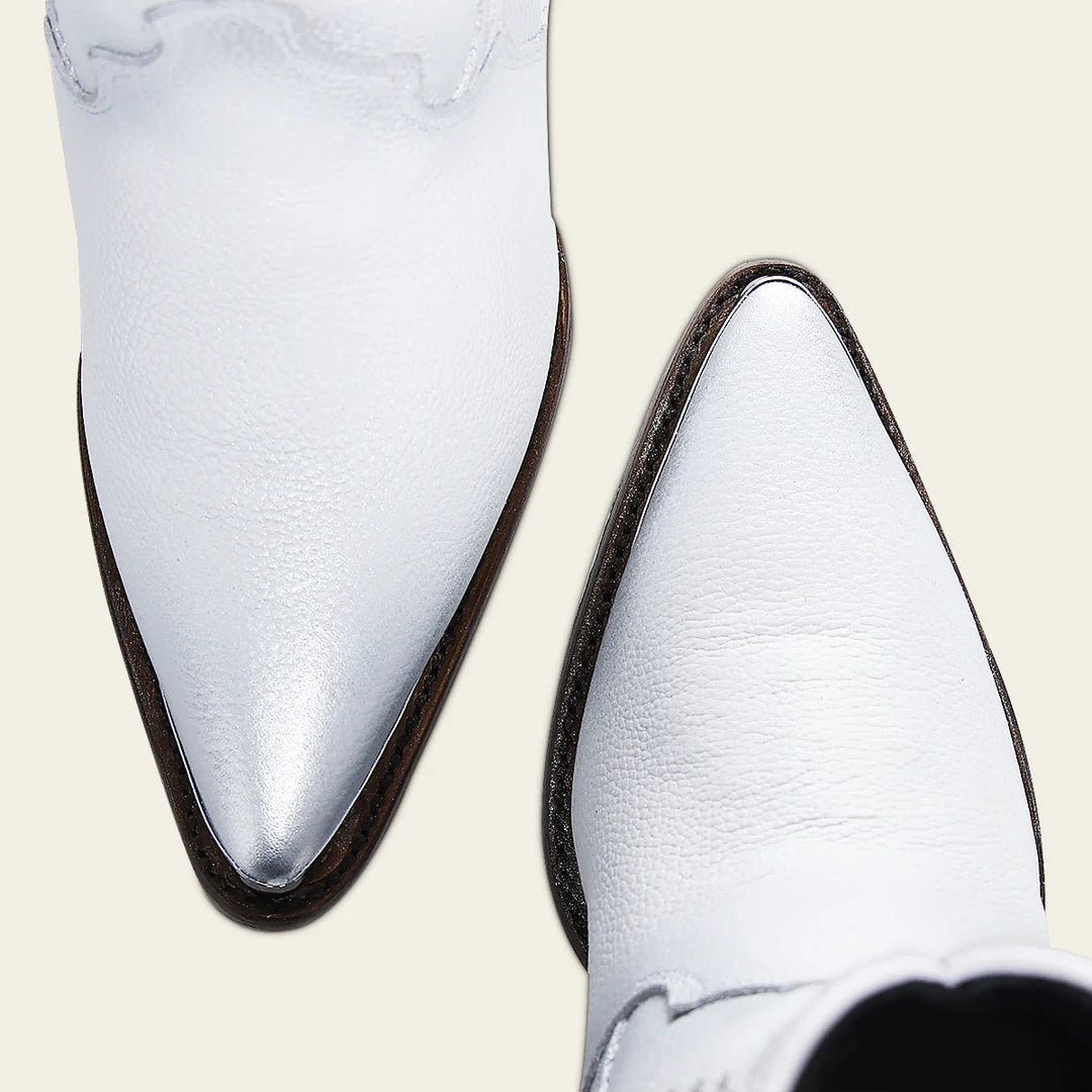 BOTA CUADRA BLANCA BORDADO Y TACHUELAS CU957